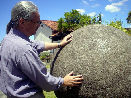 Alberto Sibaja enseñando una esfera